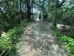 Akses Warga Terancam, Brimob Sumut Lakukan Pengecekan Jembatan Gantung Di Tukka