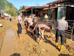 Pasca Bencana Brimobdasu Bersihkan Lingkungan Perumahan Pandan Asri