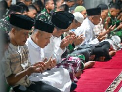 Gubernur Sumut Bobby Nasution Salat Tarawih Perdana Di Lokasi Terdampak Bencana Tukka Tapteng