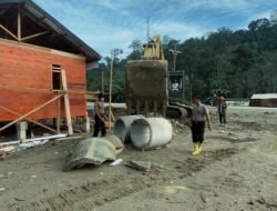 Tak Sekadar Jaga Keamanan, Brimob Polda Sumut Bantu Kebutuhan Dasar Warga Aek Ngadol