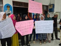 Pengangkatan Kepling Di Skenario, Ema-Emak Pulo Brayan ‘Geruduk’ Kantor Camat Medan Timur