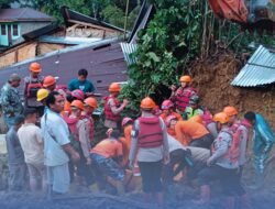 Di Tengah Medan Sulit, Tim SAR Brimob Evakuasi Korban Longsor Sembahe