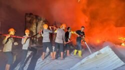 Kobaran Api Di Gunung Sitoli Berhasil Dijinakkan! Sinergi Personil Brimob Polda Sumut Bersama Tim Gabungan Selamatkan Kawasan Pertokoan