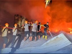 Kobaran Api Di Gunung Sitoli Berhasil Dijinakkan! Sinergi Personil Brimob Polda Sumut Bersama Tim Gabungan Selamatkan Kawasan Pertokoan