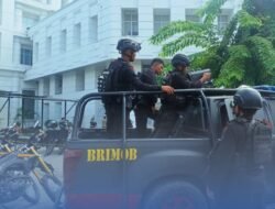 Brimob Polda Sumut Tampil Humanis Dan Profesional, Kawal Penyampaian Aspirasi Di Kantor Gubernur Dengan Aman Dan Kondusif