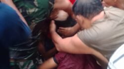 Babinsa Bukit Sangkal Koramil 418-05/Lemabang Turun Langsung, Sertu Jauhari Menyelam Cari Korban Tenggelam Di Kalidoni