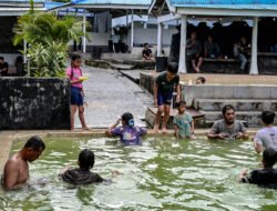 Pungli Ditertibkan, Pengunjung Pemandian Air Panas Sidebuk-Debuk Membludak