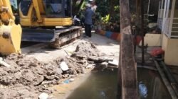 Perawatan/Perbaikan JDU Diameter 1.000 MM Milik Perumda Tirtanadi Di Jalan Purwo Gang Family Delitua, Berdampak Di Beberapa Wilayah