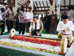 Ziarah Ke Makam Dua Presiden, Kapolri Panjatkan Doa
