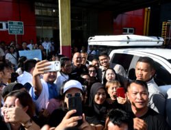 Disambut Hangat Warga Di Bandara Binaka, Bobby Nasution Awali Agenda Berkantor Di Kepulauan Nias