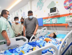 Gubernur Bobby Nasution Jenguk Murid Korban Keracunan MBG Karo Di RS Haji, Pastikan Penanganan Hingga Pulih