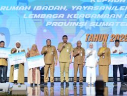 Bobby Nasution Serahkan Hibah Kepada 567 Penerima, Rumah Ibadah Hingga Mahasiswa Dapat Bantuan