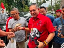 Wong Chun Sen Bagikan 100 Nasi Gratis kepada Pengguna Jalan di Medan
