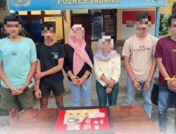 Diduga Pesta Narkoba, 4 Pria Dan 2 Wanita Diboyong Dari Kamar Hotel