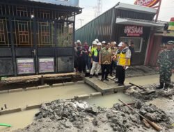 Rico Waas Turun ke Helvetia, Cek Jalan Konblok dan Drainase yang Jadi Keluhan Warga