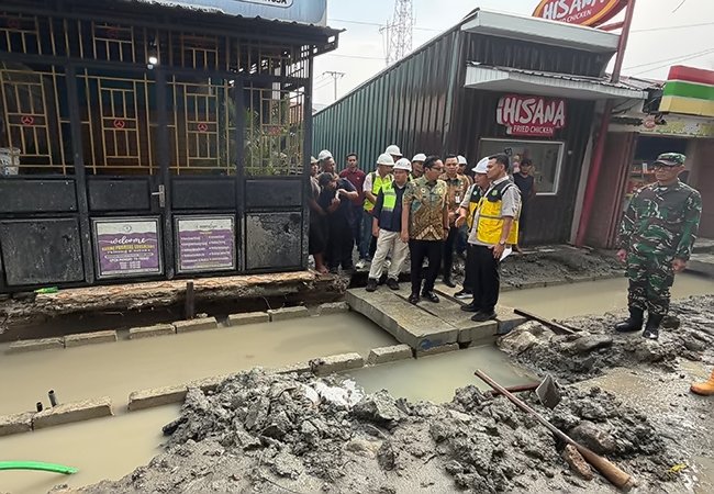 Rico Waas Turun ke Helvetia, Cek Jalan Konblok dan Drainase yang Jadi Keluhan Warga