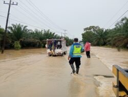 Polisi Bantu Warga Terdampak Banjir Di Langkat, Salurkan Bantuan Dan Atur Lalu Lintas