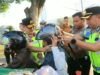 Peduli Keselamatan Pengendara, Kapolda Sumut Turun Langsung Bagikan Helm Dan Imbau Tertib Lalu Lintas
